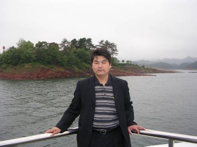 画家 洪岚 的照片，单击鼠标查看大图！